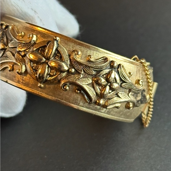 VTG Coro Pegasus Hinged Bangle Bracelet Goldtone 1940’s Victorian Revival - Picture 7 of 12